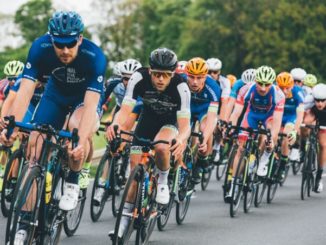 Pulk von mehreren Rennradfahrern