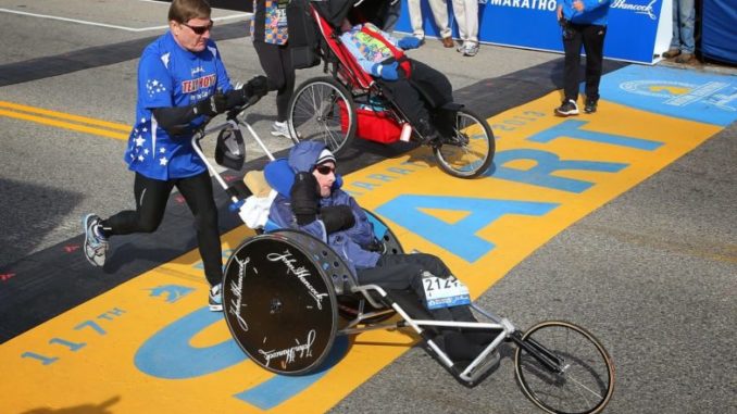 Team Hoyt Laufender Mann mit Sohn im Rollstuhl